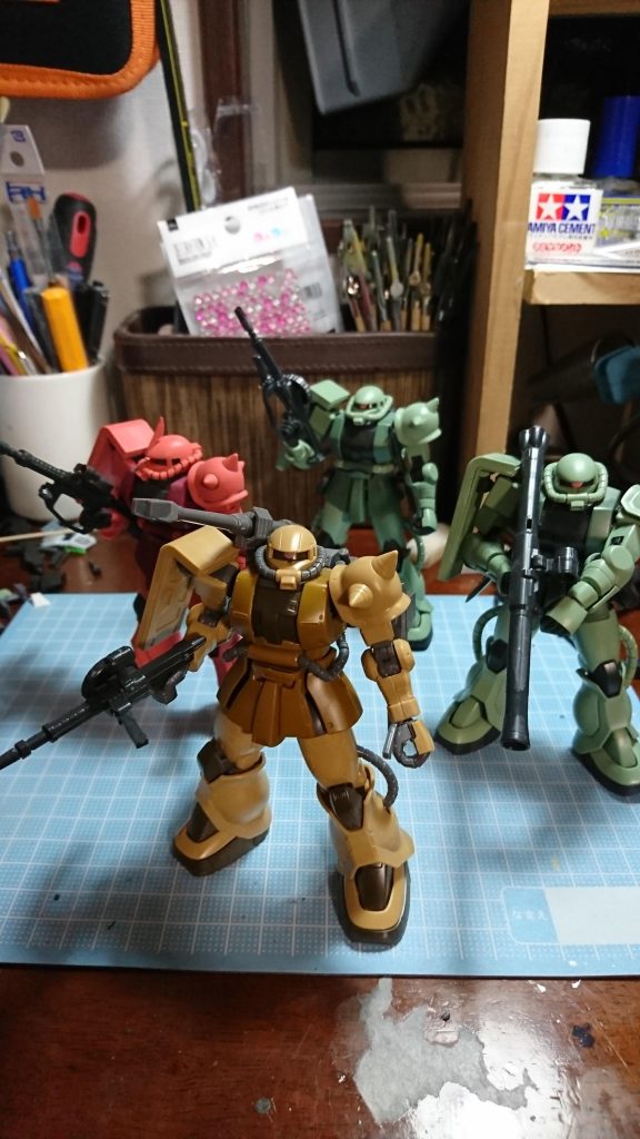 アップ中のザク軍団達!今日帰ると一匹増えていました...。控え選手にザクF2連邦仕様とザクスナも!選手層厚過ぎです。