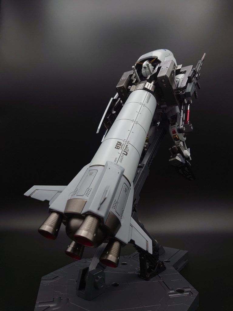 手足が固定されてしまうのでポージングもできないですがこれだけでもかなり迫力があります。