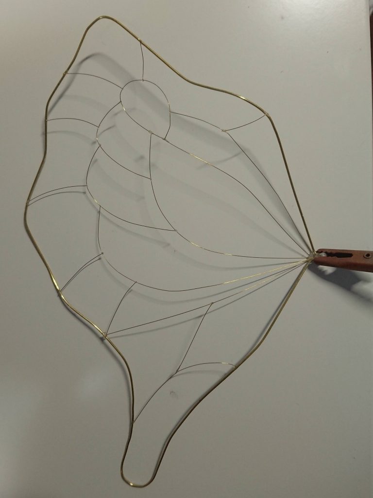 月光蝶の試作1号この試作は線同士の接続が弱く、ディップ液から引き上げる際にバラバラになってしまいました…。