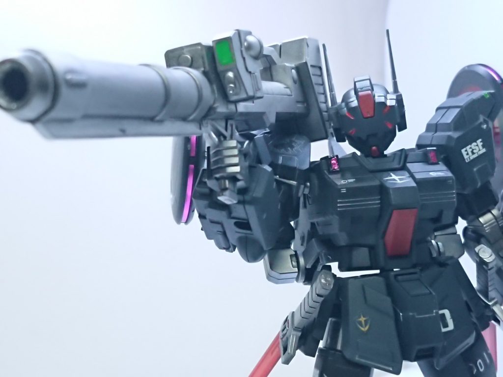 レールキャノンジェネレータの強化が行われたものの、機体仕様の問題でベース機同様ビーム兵器使用に難があるため、非ビーム武装が装備されている。