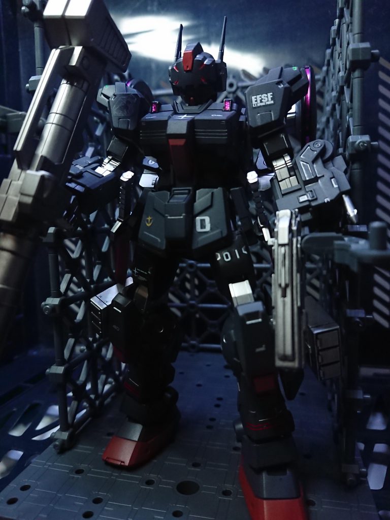 整備士「あくまでデュラハンですが、ブラックライダーの再現に成功しました。例の部隊所属の方には馴染みの機体でしょうか?」???「これがγの野郎が乗っていた機体か。なるほど、確かに良い機体だ。レナートの腰巾着には勿体無い。」