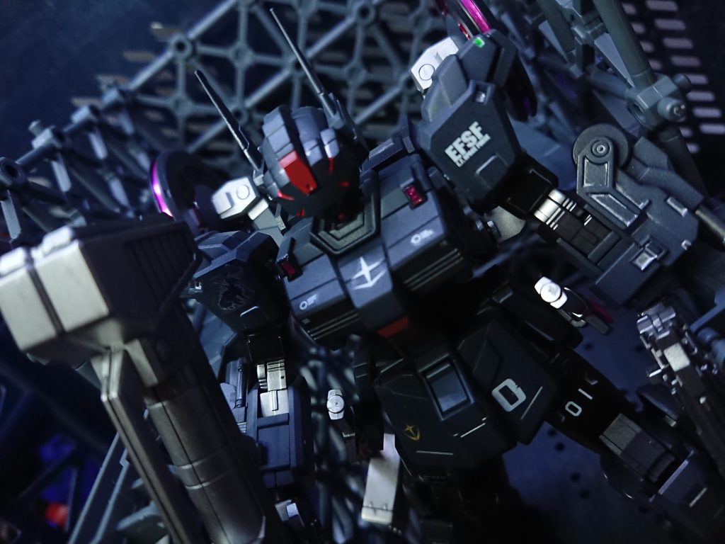 ブラックライダーDC特殊部隊用の機体としてオーガスタ研究所が用意した機体。ペイルライダー計画試作3号機の特殊装備類に着目し、ジムスナイパーⅡから製作したセカンドロッドパーツを元にデュラハン仕様のペイルライダーを製作。さらにそこから試作機のブラックライダー仕様へと改修したことで、先祖帰りを果たしている。HADES関係のシステムはデータが失われているため、教育型コンピューターVer2,5BDという独自開発されたものが搭載されている。パイロットは元北米大陸展開の特殊部隊「ブラックドッグ」所属で、肩には旧ブラックドッグと同様のマークが印されている。