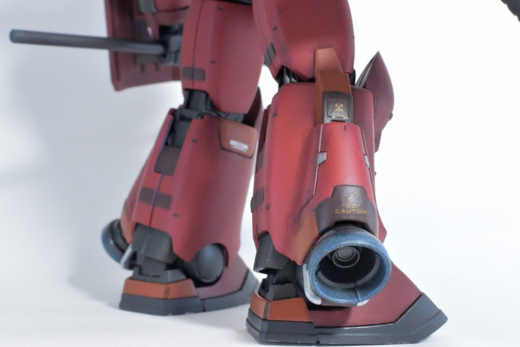 脚部はビルダーズパーツを使用して推力増加、マドロックができるならこいつもホバー移動いけるでしょう、たぶん。そのわりに形状が違うのは全体のバランスとして曲面にしたかったのと、R系ザクの追加構造を参考にした設定と考えてます。