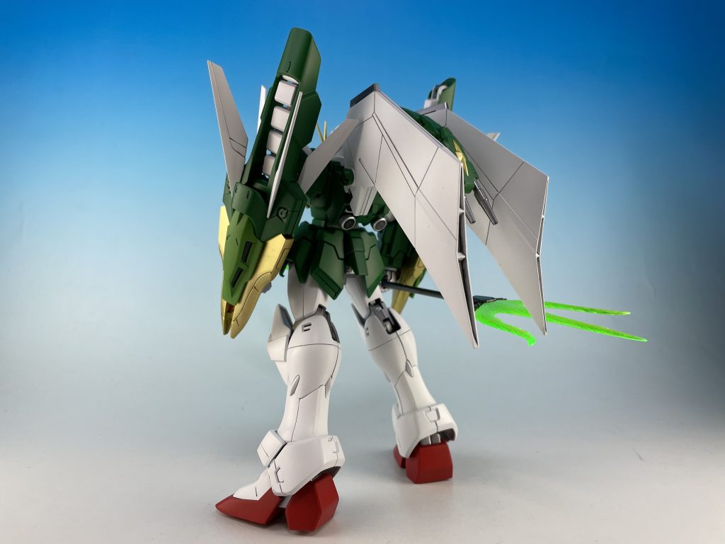 追加装備の背中のユニット。この形状を待っていました！　というところですが、ポージングする際に干渉しまくりで扱いが難しいですw