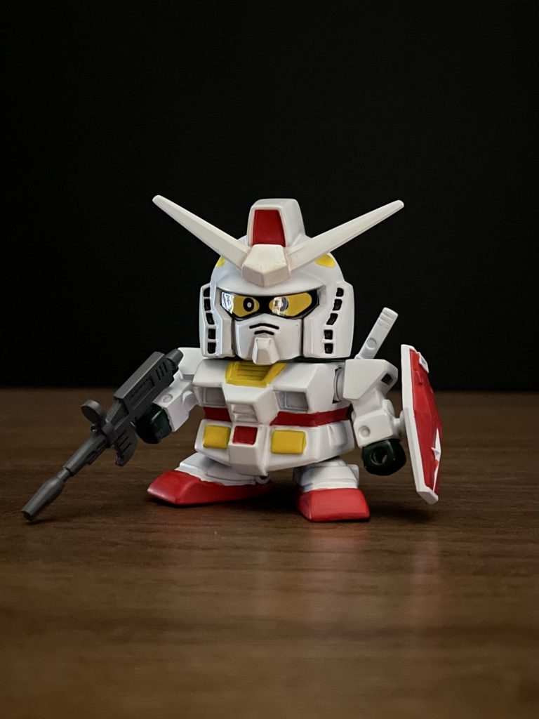 筆塗りで苦戦したので、マスキングしての塗装に切り替えましたが、シールドの黄色を塗る際にマスキングで赤色が持っていかれました。。