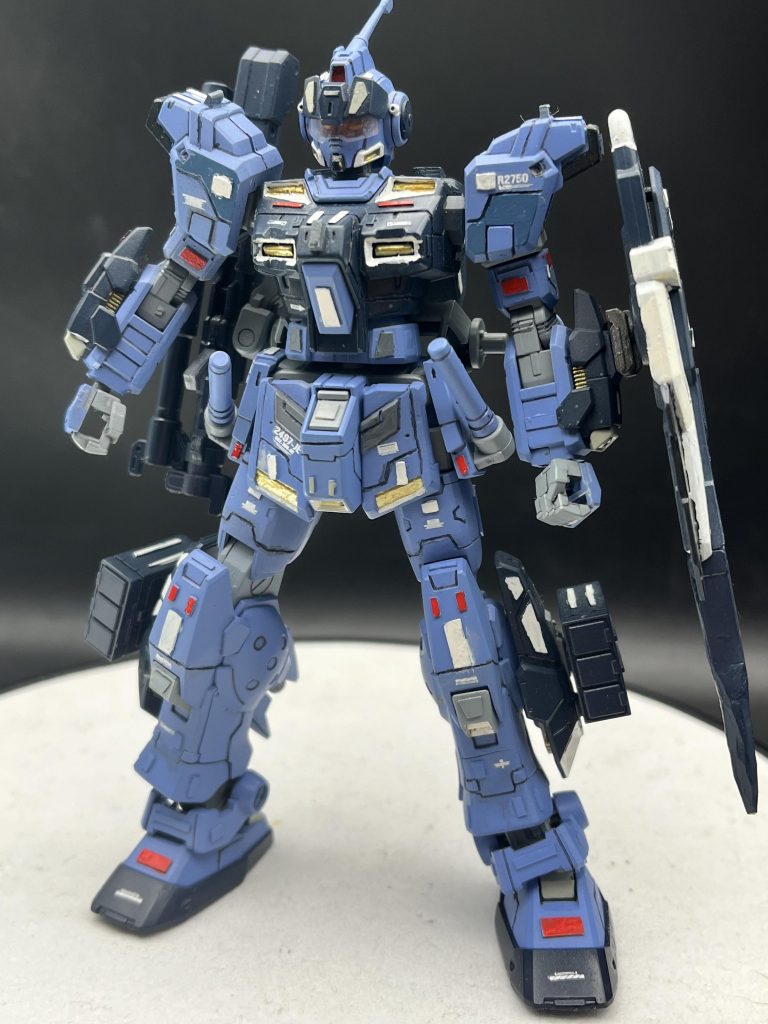 まえからー。ヘタクソですが現在の自分にできることをつめこみましたー!全体的に筋彫りを施したり、プラ板を貼り付けたり、パーツを削ったりしてます!ところどころにある赤いパネルが危険感をかもしだしてるとおもいます!!