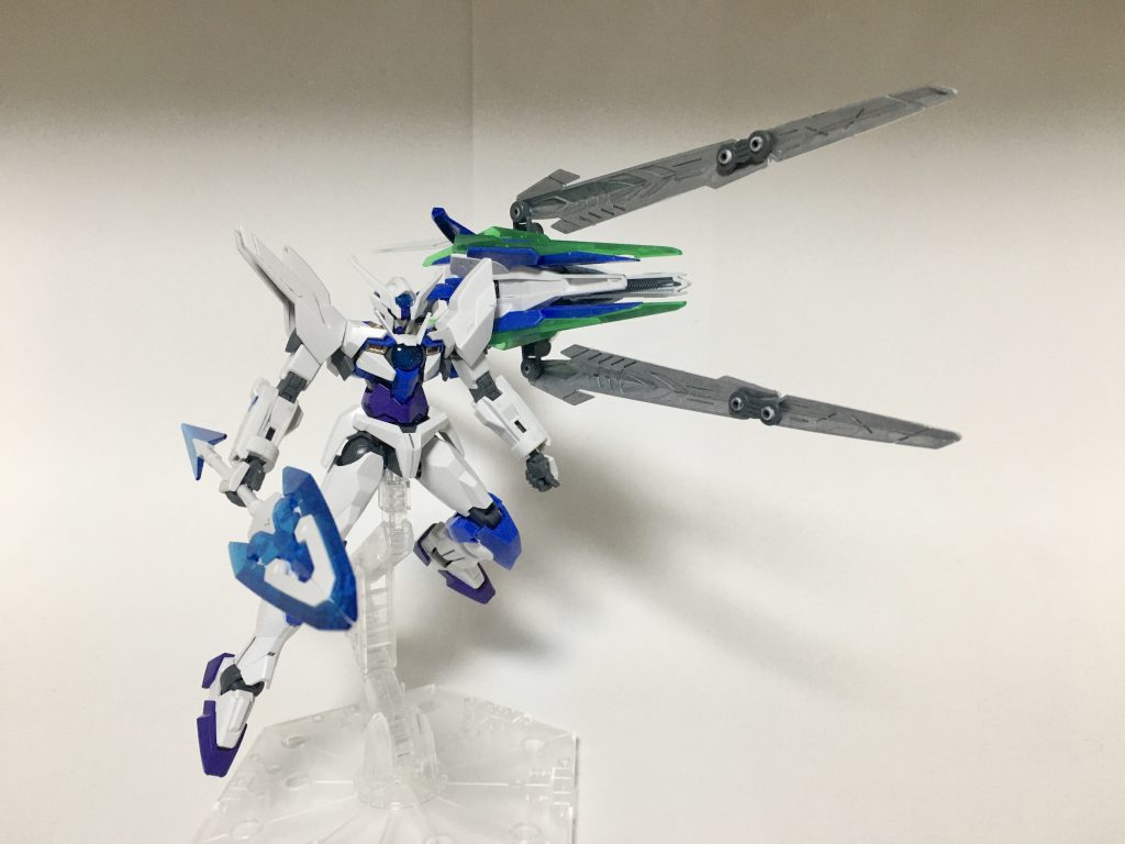 正面。GNアイギスのランチャー形態。この形態では2つの太陽炉による電力供給が続く限り、無制限にスペースコロニーを一撃で破壊する威力の粒子ビームを発射できる。