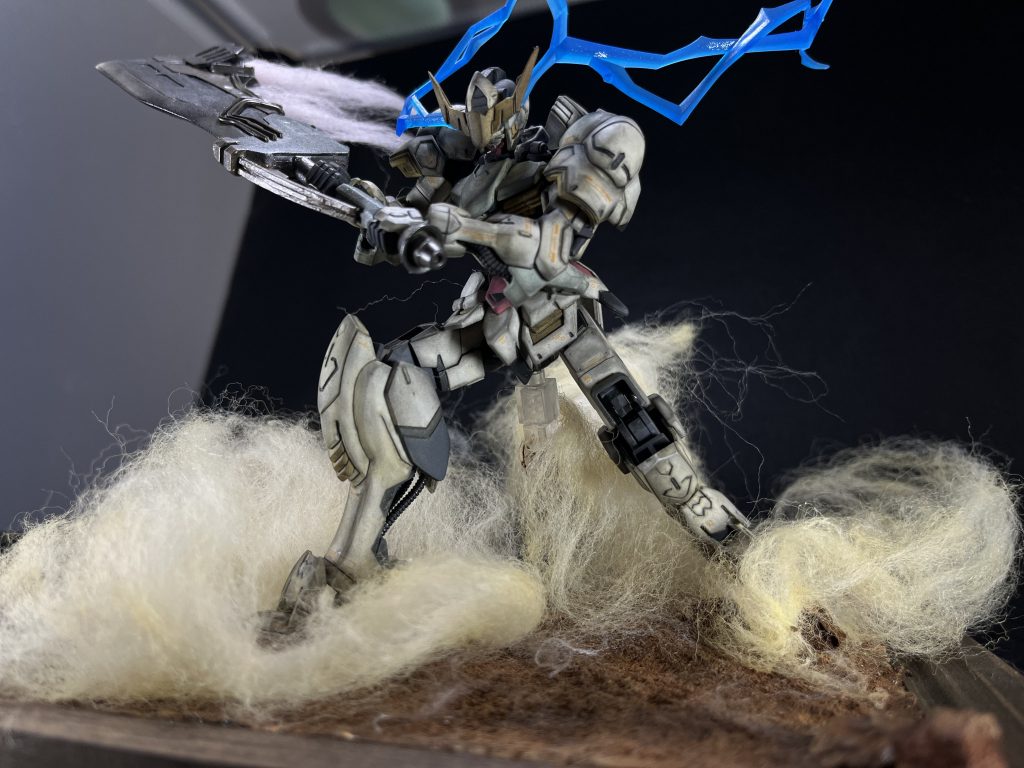 また、この作品は火星が舞台とのことで、ちゃんと火星について調べてみると地面の成分が酸化鉄とのことで、なるべく鉄っぽくなるよう意識しました。バルバトスといえばこんな感じのジオラマが多いので何番煎じかわかりませんが作ってみたかったんです。後悔はしてません。