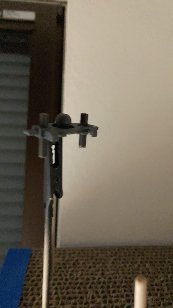 股関節にはランナーの1部を拝借し、ジョイントを増設した。ここが非常に壊れやすかったため、そこの強度を向上させることが、制作時の最も大きな壁だった。結局、隙間にパテを盛り込むことで解決した。