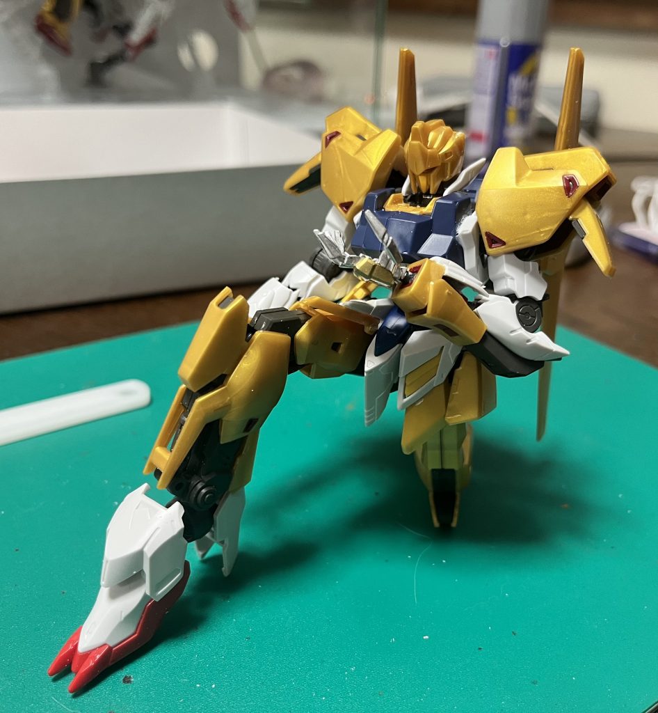 可動はしっかり確保したかったので、クリアランスはしっかりと、肩関節のボールジョイントは切り離して延長してます