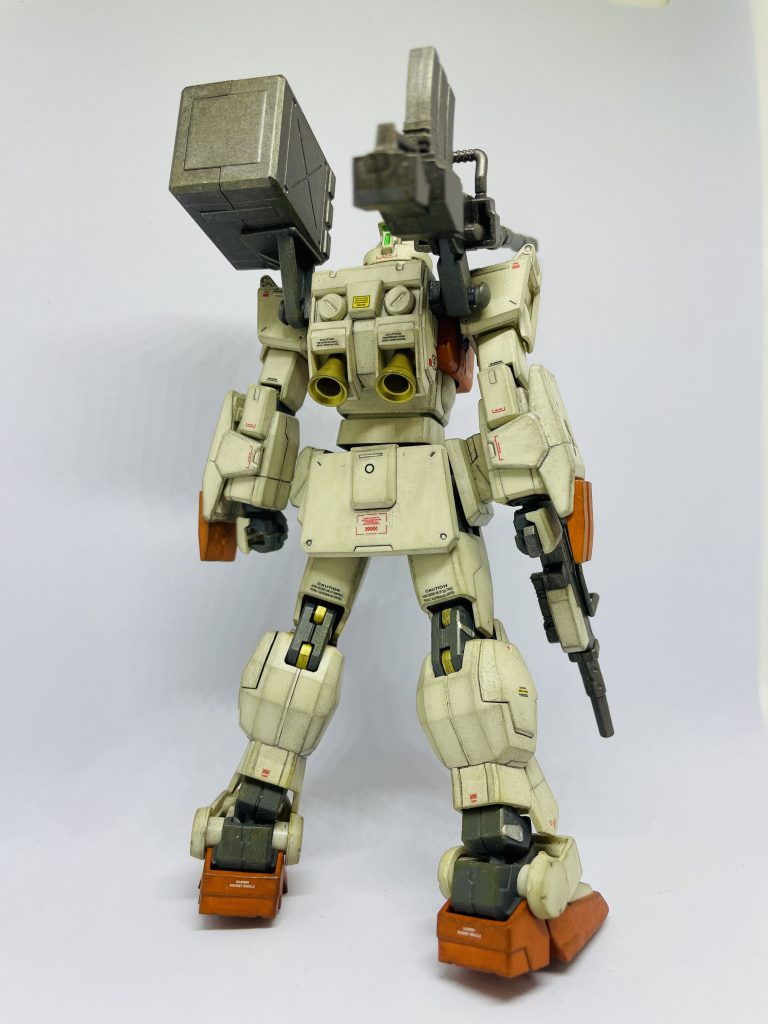 バックショット。デカールは控えめに。ランドセルサイドのブロックディテールを切り取り、3mm軸のハードポイントを設けました。ブロックディテールは勿体無いのでフロントアーマーへ移植。リアアーマーにネオジム磁石を仕込み、マシンガンをマウントできるようにしてます。
