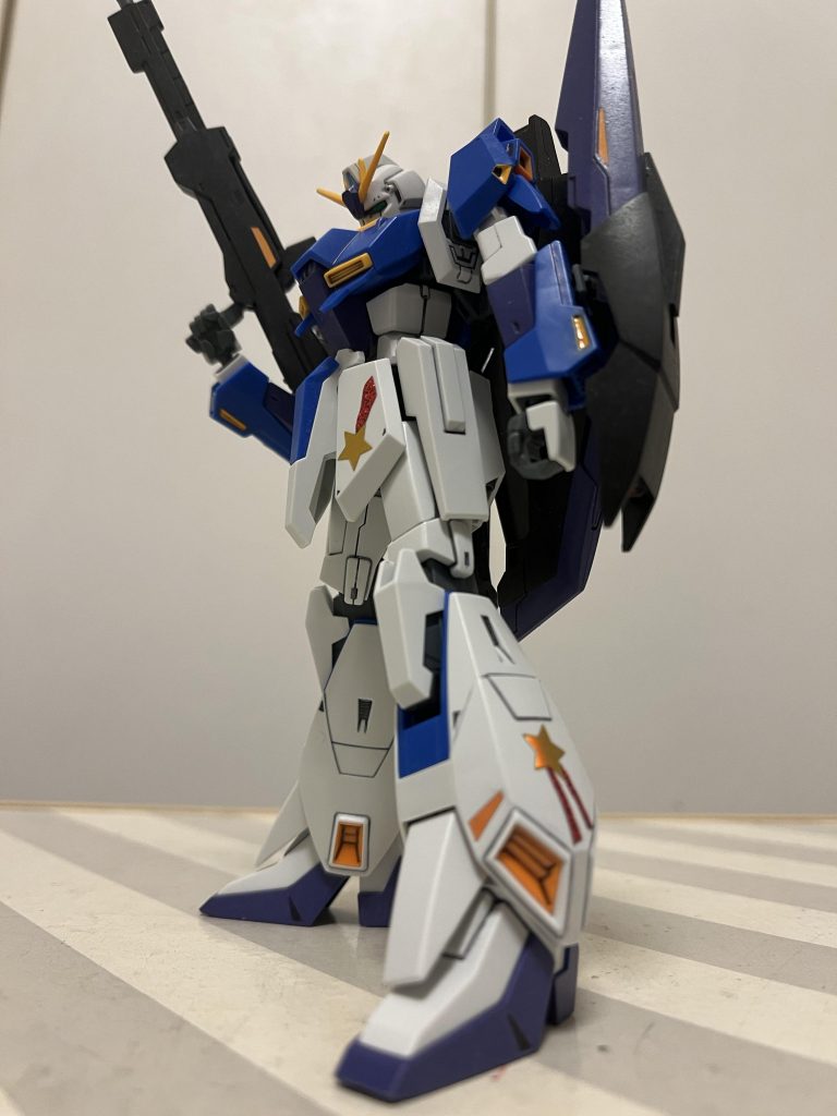 元が赤だったところを缶スプレーで全てパープルに変更。あくまで、軍の物なので怒られない程度の変更にw  なんとなくですけど、ルーはΖガンダムに憧れを持っていたようですし、実際にパイロットになってからも愛着もあった感じなので、自分仕様に塗り替えられたのは喜ぶんじゃないかと、、「アンタ達、なに勝手してんの!?」なんて怒りながら、内心嬉しかったりする気がする。