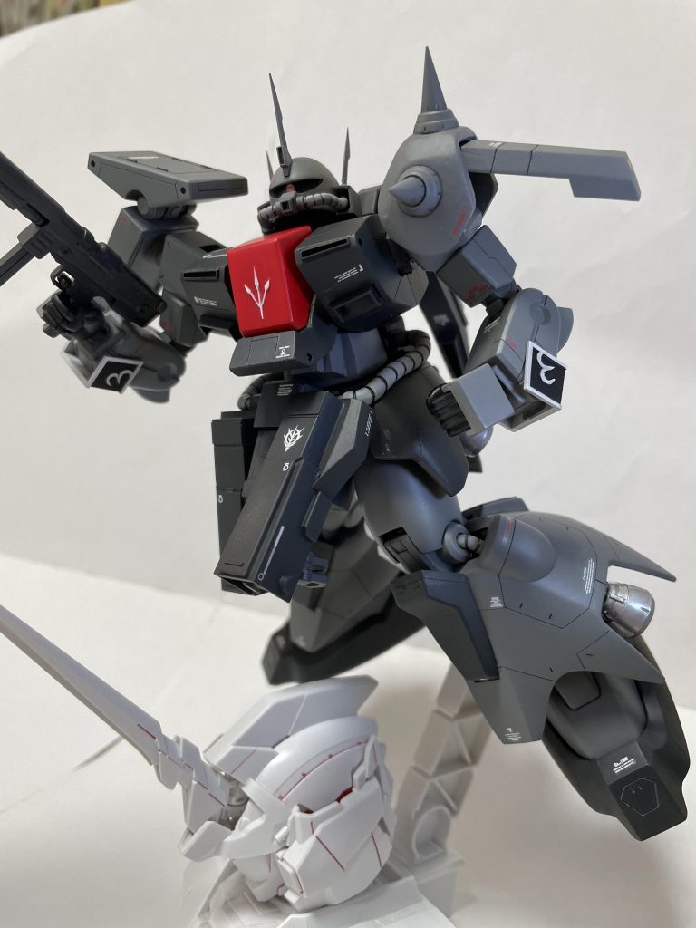 口ビーム発射直前w                                             袖付きのザクⅢは、左肩スパイクアーマーがザクⅢ改のものになっていたり、サブアームが追加されていたりと通常のザクⅢとかなり仕様が異なります。もしかしたらこいつはザクⅢの試作機で、ZZのザクⅢは正式量産型なんじゃないか、袖付きはどこかからこの試作機を引っ張ってきて改修したんじゃないかと妄想が膨らみます。(既に設定でてたらすんません。知識不足です)