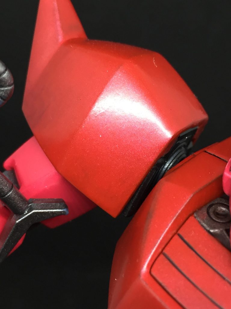 前作、水性ホビーのメタリックレッドを筆で塗ったゲルググの肩全然違いますね。今見てもこれは失敗です。