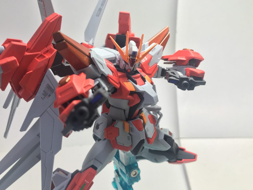 ツインビームピストル。背面の装備を盛っているのに対して、本機のダイバーはクロスレンジでの戦いを得意としているために、手持ち武器は小回りが利くものを選択している。標準的なビームライフルのバレルを切り詰めたものなので、有効射程は短くなったものの、出力そのものが低下しているわけではない。