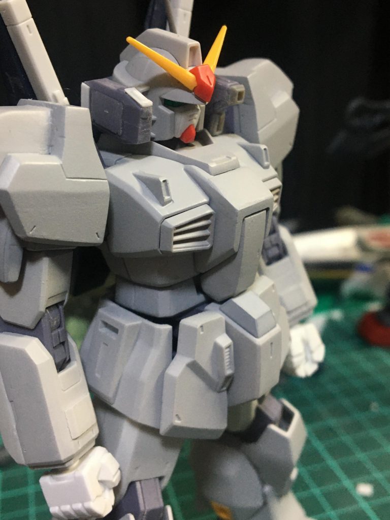 胸部とコックピットハッチの改修。胸部は作中だと元と違い滑らかだったので少し切断してプラ板とパテで改修。コックピットハッチもパテで盛って長さを少し伸ばしました。