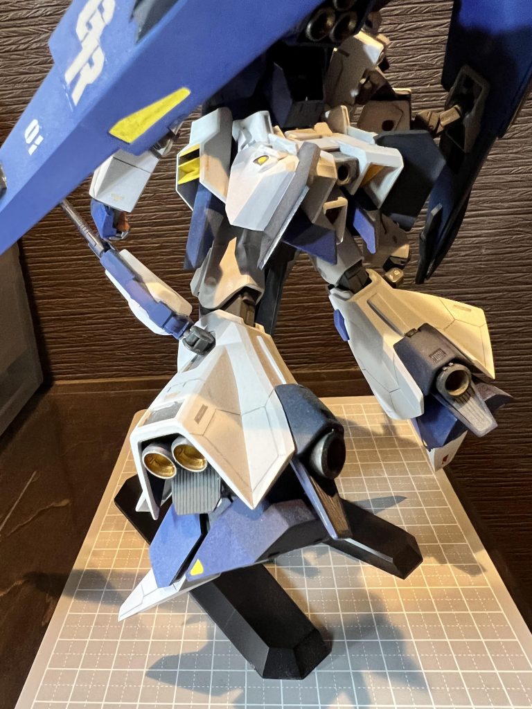 今回のメインの脚部です。筋彫りやプラ板改修など色々手を加えました。 だいぶ上手くいってお気に入りの箇所です。