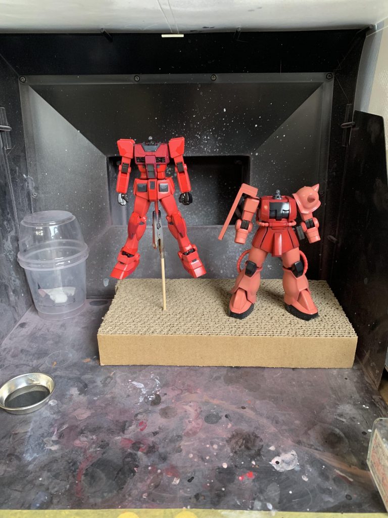 同時製作していたHGザクと。塗り分けに使った3つの赤色はザクにグラデーション塗装を施す際作った各部下地色を流用しています