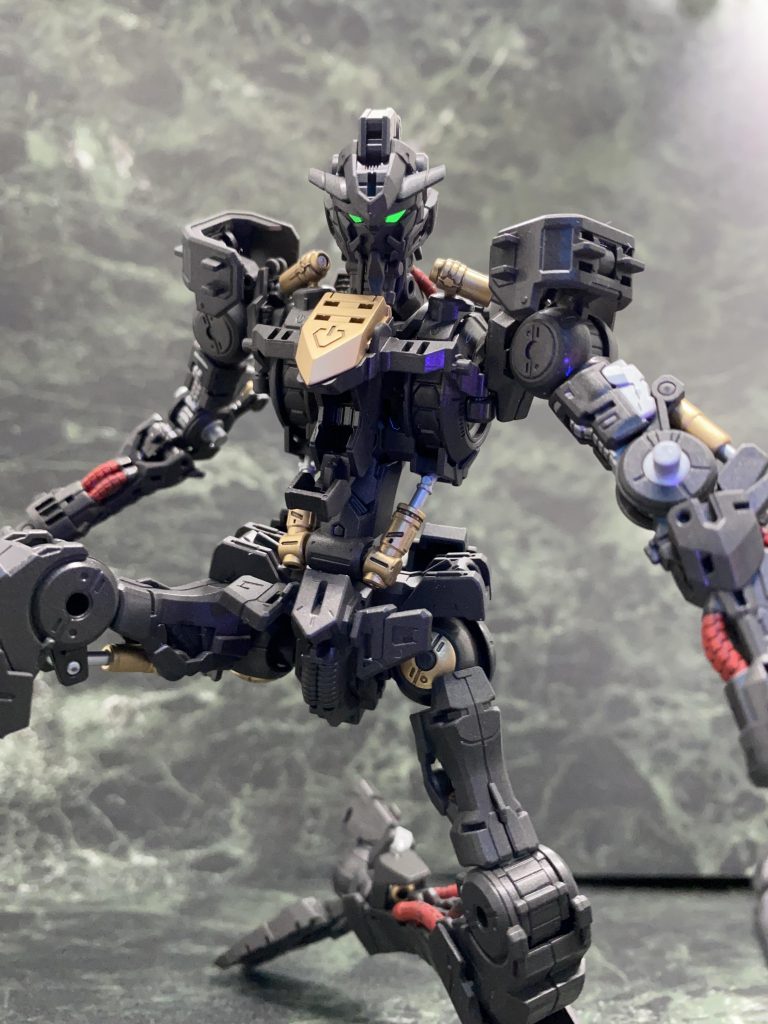 稼働範囲はよく動くし、不満は無い…ただ装甲を付けないと痩せっぽち感が否めない。