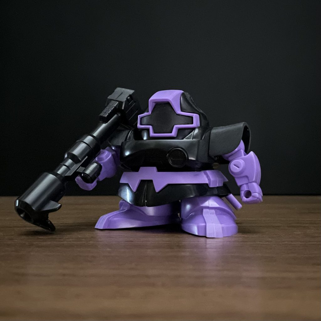 SDガンダムのドムを作成しました。こちらのシリーズはBB戦士とは違うGジェネのシリーズなんですね。SDは全部BB戦士かと思っていました。意外とパーツが分かれており、塗り分けしやすかったです。