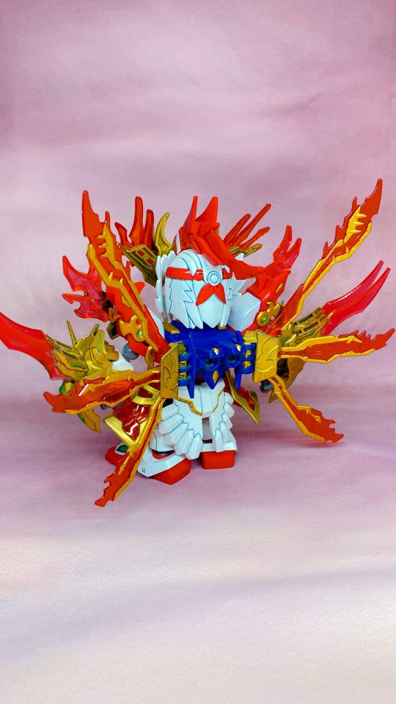 完全なオマケではありますが総傑伝の張飛ゴッドから腹部とかだけ拝借してるのはもったいないと思い製作したオリジナル形態になります。三国伝ブレイブバトルウォーリア的に言うと「真・爆熱装孟獲ゴッドガンダム」と言ったところでしょうか…(;´Д`A大変だったのはバックパックの取り付け位置が三国伝と総傑伝で違うので三国伝側に合うようにピンを切り飛ばし、3mm軸のランナーとパテで接続できるようにしたところですかね…(´-ω-`)