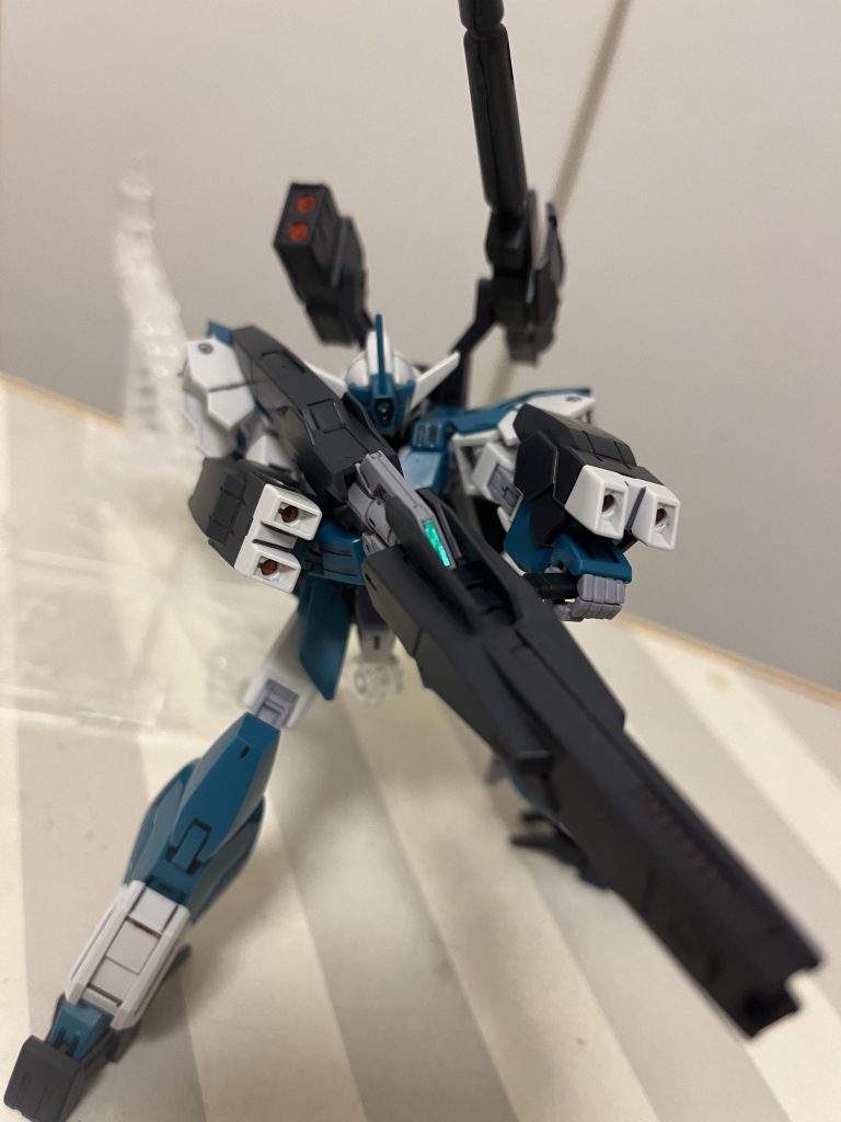 両手持ち。ちょっと窮屈、、機体の可動問題より、コアのスプレーガンのグリップがちょっとでも可動すればなぁって感じですねw