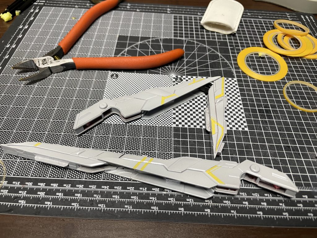 白いラインは塗装で賄ってます。全て塗装してからライン作るか少し迷いましたが、先に白く塗ってから残したいところをマスキング。この辺は全てマスキングで塗り分けているので…この次の黒、メタグリーンのマスキング剥がすとラインのマスキングが一緒に剥がれてしまいますw仕方ない。下地は全てシルバーなので見づらく、両目とも視力1.5という力技でやり直してからキャンディ塗装で塗り分けでます。干渉しないように削りつつ1番厚いとこで5回程塗り重ねてます。よく塗膜が厚くなってエッジが…みたいな話ありますけど工作段階から隣接するパーツとかで調整すること出来ると思います。まずは発色優先してますがエッジが死ぬってこともそうないのではなかろうか。