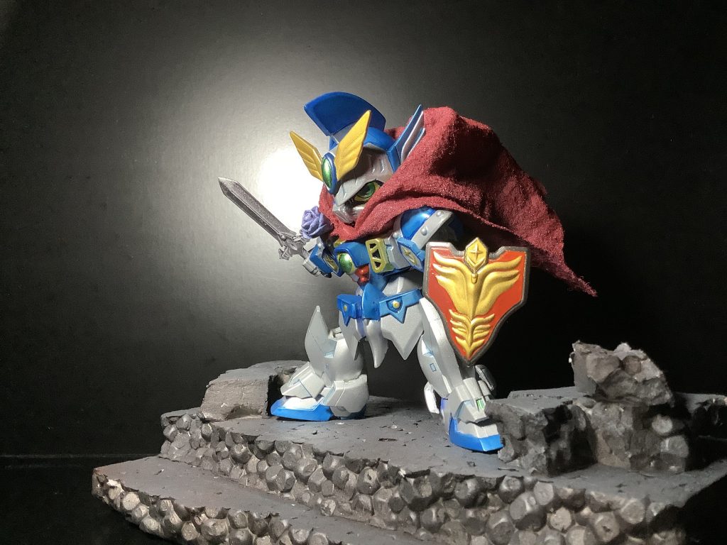 マントを主役に添えているため、たなびくロマンで一枚！ウェットティッシュを乾燥後、５００サフである程度固めて、塗装で更に固めております。写真では拾いきれませんが、メタリックのためマントはキラキラしております^ ^ワンポイントにあまりパテから生み出したバラをブローチにして置いてます！