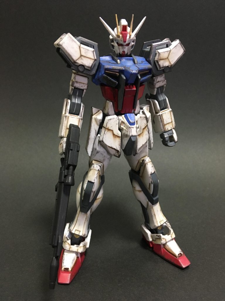 ビームライフル装備。気がついたら右胸が変形してしまっていたので(原因不明)今回は色々な練習台になってもらうことにしました。破損した右胸からオイルが流れ出ている表現をしてみましたが、写真だとわかりづらいですね。