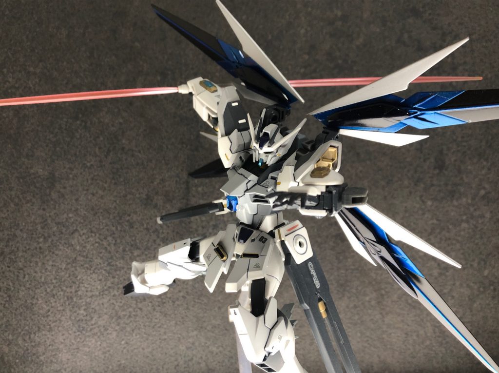 ・ヴォアチュールリュミエール　俗に言う 「光の翼」の展開も可能。本機もストライクフリーダム同様に驚異的な機動性を与えるが、パイロットには卓越した操縦技術と高度な判断力が要求される。この負荷を低減させるためにも操作支援AIが不可欠になる。(ただし、デスティニーガンダムのように、ミラージュコロイドを応用したものではないため光学残像効果はなし。)こちらは、ストライクフリーダムとは違い大気圏内でも展開が可能(ドラグーンの干渉がない)。また、腰のスラスターが補助出力になっている。  