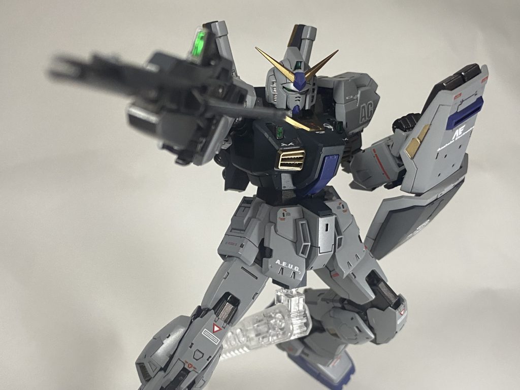 アクションポーズ。Zガンダム劇場版1作目「星を継ぐ者」での蹴りシーンが最推しシーンです。