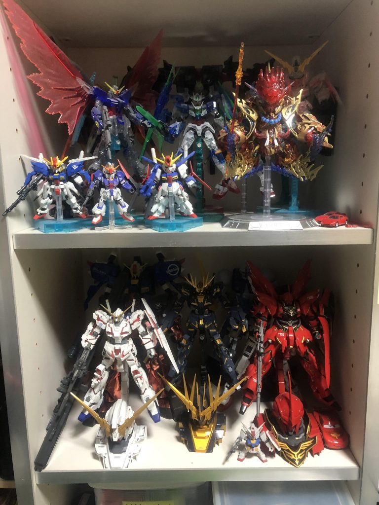 中央のバンシィヘッドディスプレイは左のユニコンヘッドからプラ板工作で角を改造し塗装した物です。完成した2カ月後に電ホビのオマケでバンシィヘッドが出るって知った悲しみの作品でもあります