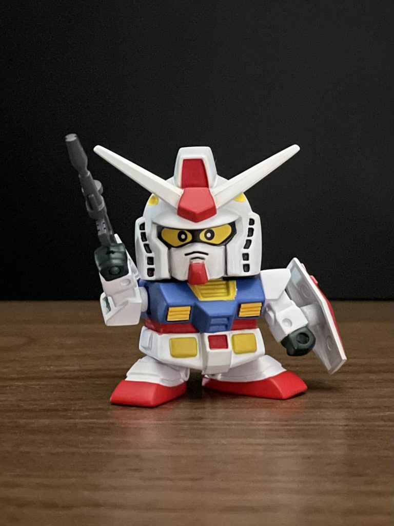 まだまだ雑ですが、シールドの修正以外はなんとか塗り終えたので、本体につや消しコートして一旦完成としました。色々ミスしたりで大変でしたが、いつかパーフェクトガンダムにしたいと思います。