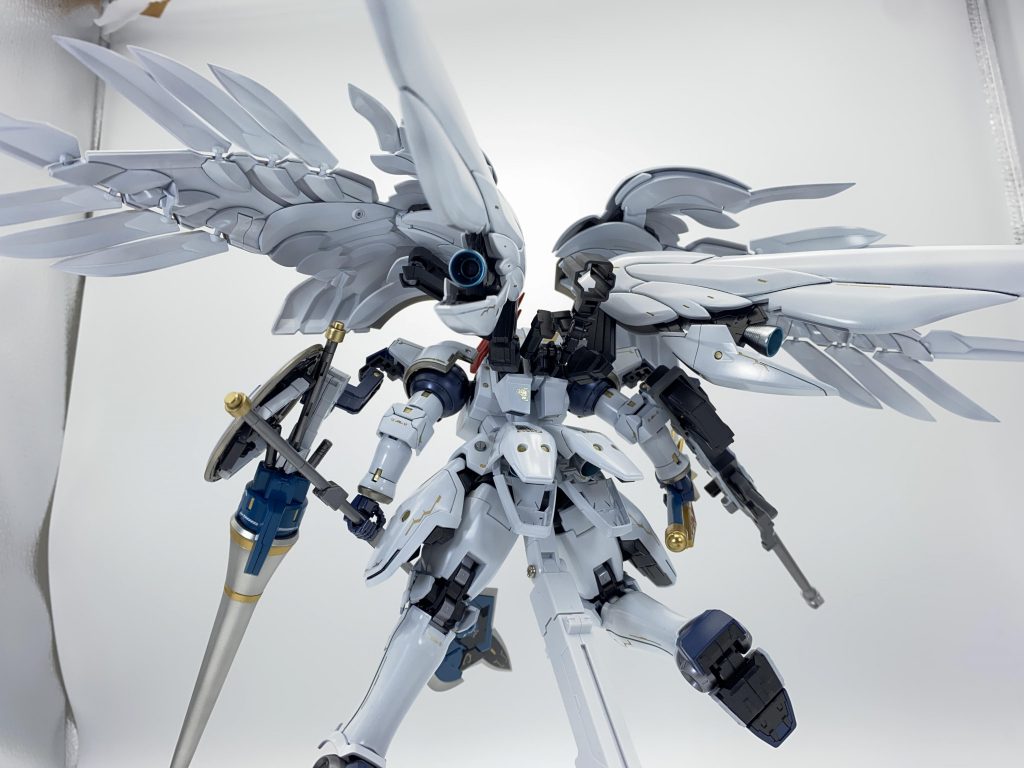 バックショットも羽根のおかげで迫力満点