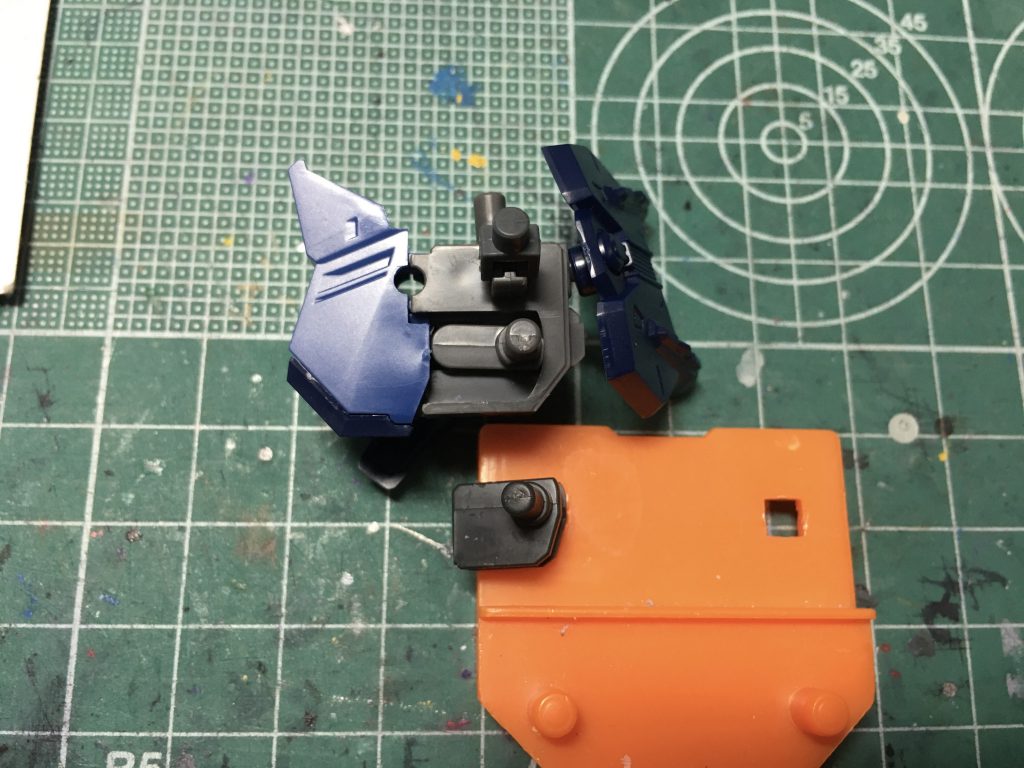 　関門その２は股関節の軸。新規の股関節をセットすると可動ギミックがオミットされます。この機構は無理に維持しなくてもいいので、新規の股関節軸の前方にある突起を切り離し、フンドシ部の裏に組みつけました。これで比較的換装のハードルは下がります。