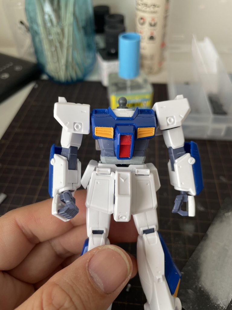 胴体は1ミリプラ板を3枚くらい重ねて伸ばしたのと、胴回りが細かったので左右と後ろに1ミリプラ板を張り込んでます。この写真はまだ胴回りを貼る前です。肩周りを広げるか、肩パーツを大きくするかなど考えてたんですが、鎖骨あたりに適当に付けたパーツのおかげでなんとなく気にならなくなりました。