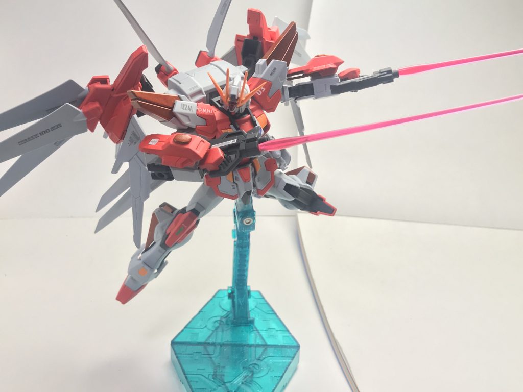 ビームサーベル。ツインビームピストルからは原型となった機体から引き続き、ビームサーベルの刃を発振する機能が備わっているため、見た目で油断した相手に予想外の一撃を与えることが可能になっている。