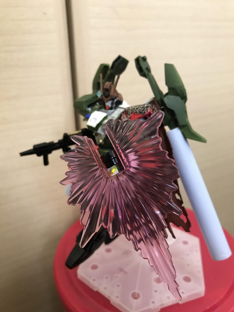 左手に持っているのはビームシールド発生機追加バインダーにも内蔵されているが形状が違う