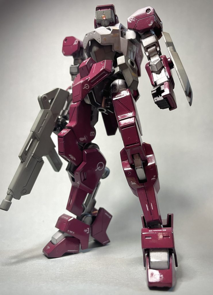 正面光沢感が出るように光を調整しながら見上げるアングルでスマホにて撮影。