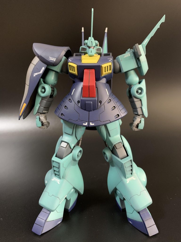 正面から。旧キットジオン系と同じく股関節いじってハの字にできるようにすると、素立ちがすごい決まります。あとは手首をハイディテールのに交換と、太ももが貧弱だったのだ太くして、全身に筋彫りを追加しました。