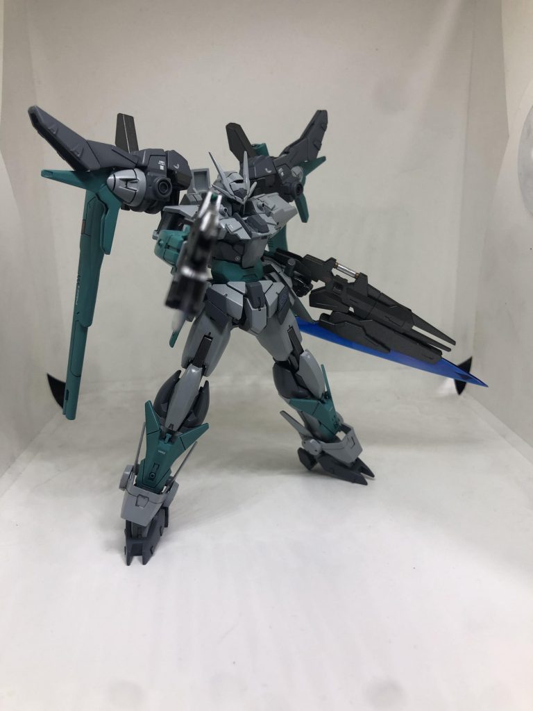 武装のライフルをソードガンとして使用GNドライヴ部にはジャンクパーツで基部を作りビルドストライクのビームランチャーを装備