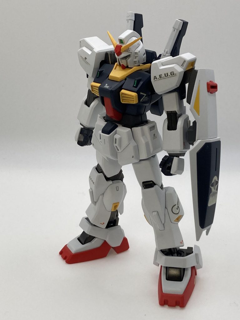 当時、何故かコックピットハッチを塗り忘れており、十数年の時を経て塗装…ガンダムマーカーのレッドを使いましたが、足の赤と大差なく吹くことが出来ました