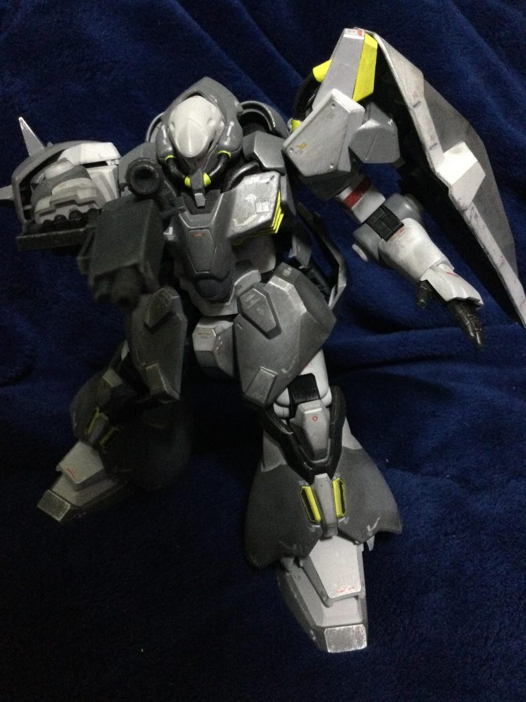 全体的にニュートラルグレーでまとめて差し色にレモンイエローを入れた。なんだかナ◯キの靴みたいな色合いにwプロト機である証に左腕に赤いラインが入ってる。