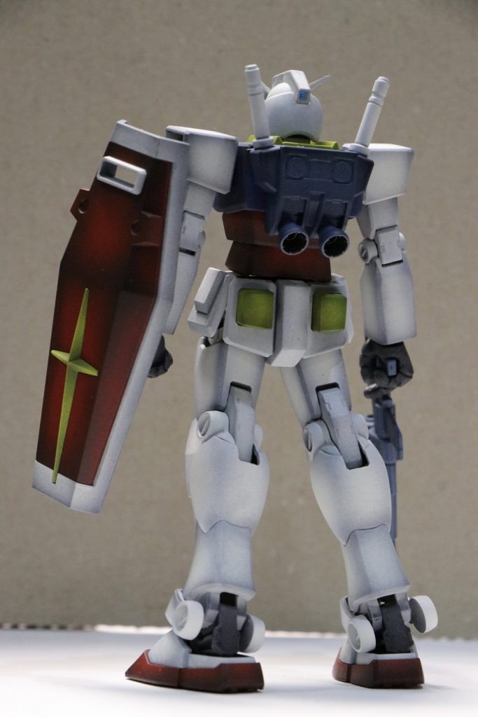 EGは稼働範囲が驚異的なのですが関節部の隙間が大きいので蓄層したプラ板を貼り付け、可動を邪魔しないように擦り合わせています。また、腰の部分がガバッと隙間が開くので赤いパーツの下側を延長して、上側は干渉部を削り落としカトキ立ちしてもサマになるようにしました。ランドセルのバーニアは一体型で形もしょぼい為、切り落としてジャンクパーツのバーニアを取り付けました。