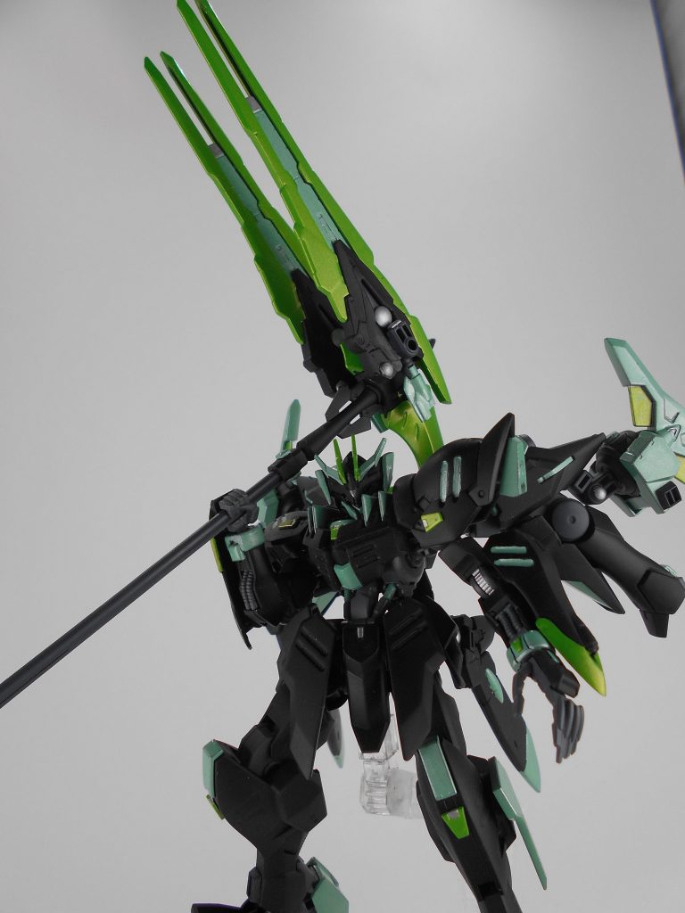 バトルアンカー改・「アリスミィ」。バトルアンカーの刃部分をカレトヴルッフフェーダーに変更して、攻撃範囲の増加とビーム発射口からはライフルではなくGNビームピットの生成が可能です。「アリスミィ」はギリシャ語で「真菌」のアナグラムです。