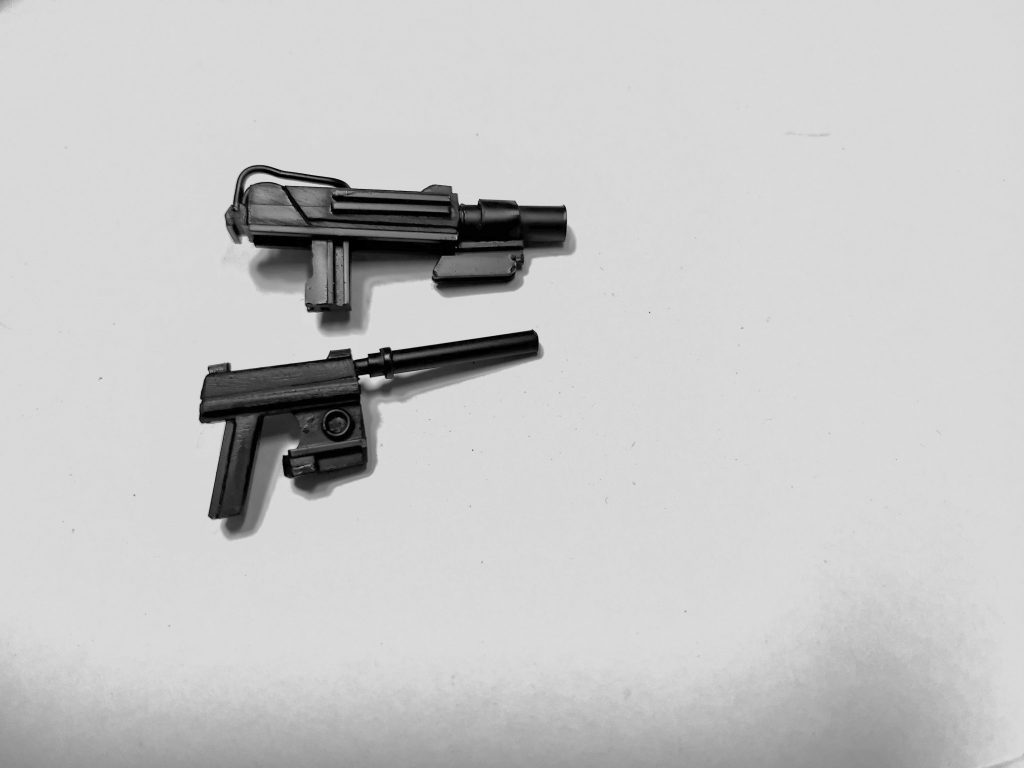 自作武器2種類を。今回は手に持たせるとかでなく、パーツの一部としてなので雰囲気出ればいいやくらいで多少サボってます。