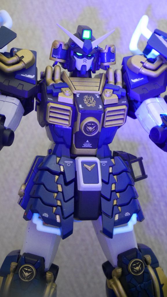 モノアイと頭部センサーはいつも通り赤外線ライトで光ります。やっぱ光るとかっこいいです^ ^頭部は兜の外装が生えているように見えるのが嫌でフェイス以外を黒にして兜をかぶっているように見えるようにしています。