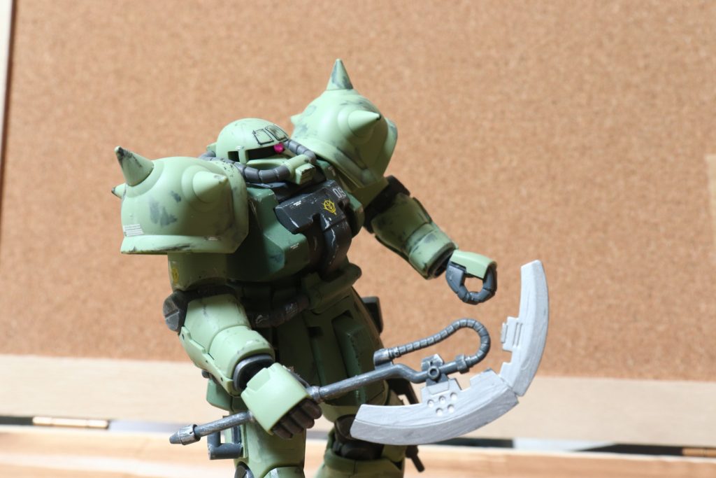 右腰にマウントしてるヒートホークです刃の部分を改良してあります。