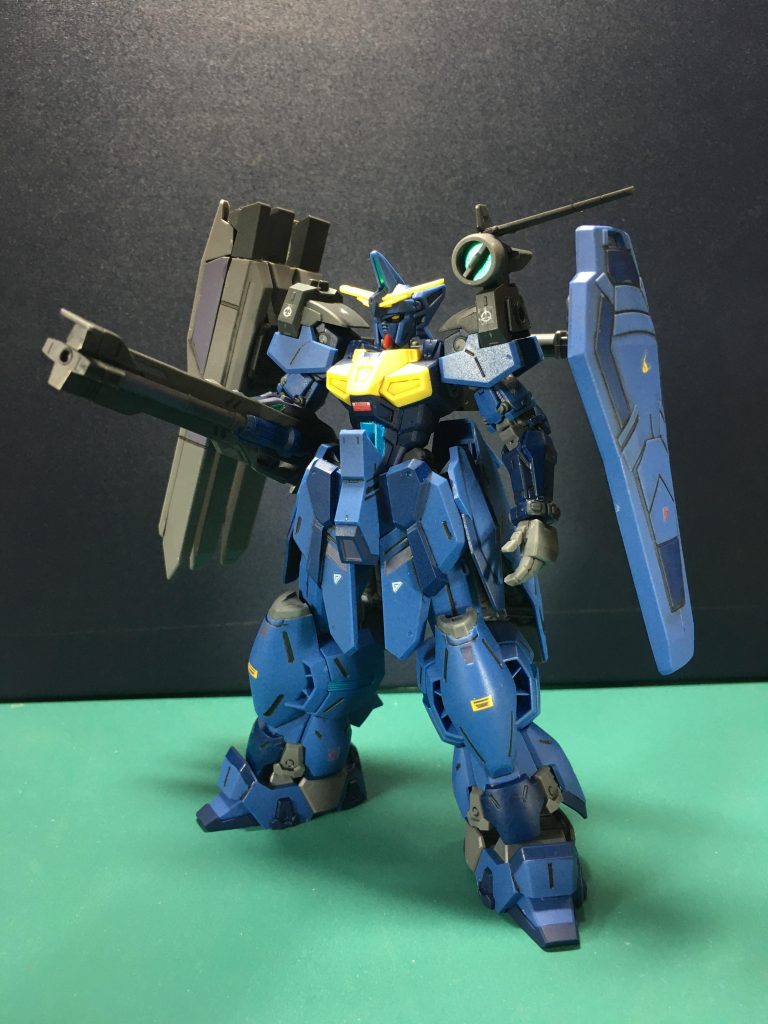 　劇中未登場ながらもマッシブなシルエットが特徴の陸戦重装ユニット。ドムを彷彿とさせる、下半身がボリュームアップされたこの形態、実はまともに動いてるのは「ガンダムEXA」のデスサイズ戦くらいしかないという…