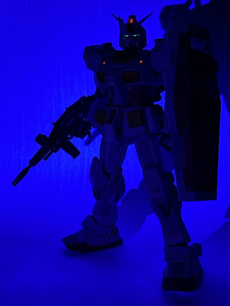 センサー部は蛍光塗料で光らせてみました。